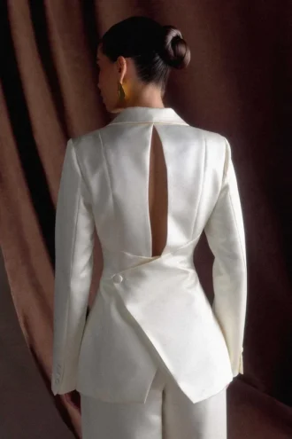 Ada skräddarsydd satinblazer – elfenben