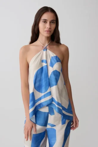 Adelaide draperad satin-haltertop – blått geometriskt mönster