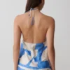 Adelaide draperad satin-haltertop – blått geometriskt mönster