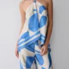 Adelaide draperad satin-haltertop – blått geometriskt mönster