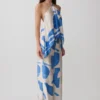 Adelaide draperad satin-haltertop – blått geometriskt mönster
