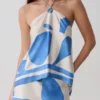 Adelaide draperad satin-haltertop – blått geometriskt mönster