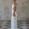 Adoria maxiklänning med paljetter och utskärningar – vit Adoria maxiklänning med paljetter och utskärningar – vit
