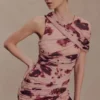 Adrienne miniklänning i mesh med en axel – Nude med suddigt blommönster Adrienne miniklänning i mesh med en axel – Nude med suddigt blommönster