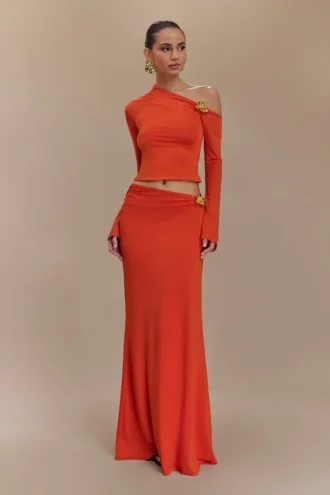 Ainsley asymmetrisk maxikjol med blommiga detaljer – bränd orange