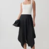 Coralie asymmetrisk midikjol i satin – svart Coralie asymmetrisk midikjol i satin – svart