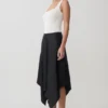 Coralie asymmetrisk midikjol i satin – svart Coralie asymmetrisk midikjol i satin – svart