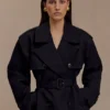 Alden kort trenchcoat – svart Alden kort trenchcoat – svart