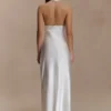 Alice maxiklänning i satin med halterneck – vit Alice maxiklänning i satin med halterneck – vit