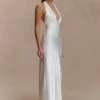 Alice maxiklänning i satin med halterneck – vit Alice maxiklänning i satin med halterneck – vit