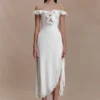 Allegra Off Shoulder Ruffle Midi Klänning – Ivory Allegra Off Shoulder Ruffle Midi Klänning – Ivory