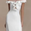 Allegra Off Shoulder Ruffle Midi Klänning – Ivory Allegra Off Shoulder Ruffle Midi Klänning – Ivory