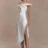 Allegra Off Shoulder Ruffle Midi Klänning – Ivory Allegra Off Shoulder Ruffle Midi Klänning – Ivory