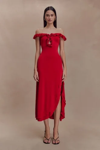 Allegra Off Shoulder Ruffle Midi Klänning – Ruby