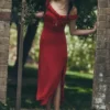Allegra Off Shoulder Ruffle Midi Klänning – Ruby