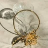 Allona blommig choker – guld Allona blommig choker – guld