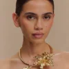 Allona blommig choker – guld Allona blommig choker – guld
