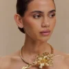 Allona blommig choker – guld Allona blommig choker – guld