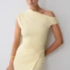 Alyn axelbar draperad miniklänning – citron Alyn axelbar draperad miniklänning – citron