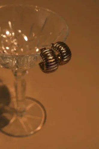 Amelia Texturerade hoop-örhängen – Guld