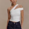 Anna modal-top med en axel – vit Anna modal-top med en axel – vit
