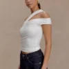 Anna modal-top med en axel – vit Anna modal-top med en axel – vit