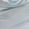Ashley maxiklänning i spets och satin med cowl-hals – isblå Ashley maxiklänning i spets och satin med cowl-hals – isblå