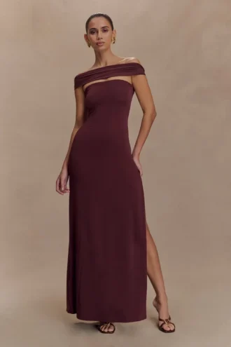 Aurora Slinky och mesh-maxiklänning med slits – Mahogany