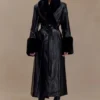 Bec trenchcoat i konstläder med fuskpäls – svart Bec trenchcoat i konstläder med fuskpäls – svart