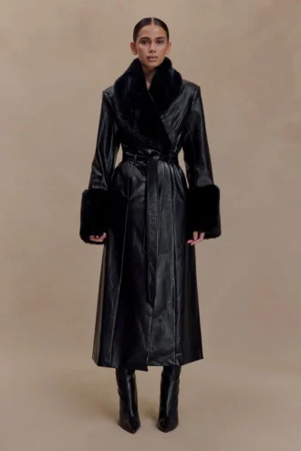 Bec trenchcoat i konstläder med fuskpäls – svart