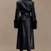 Bec trenchcoat i konstläder med fuskpäls – svart Bec trenchcoat i konstläder med fuskpäls – svart