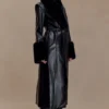 Bec trenchcoat i konstläder med fuskpäls – svart Bec trenchcoat i konstläder med fuskpäls – svart