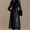 Bec trenchcoat i konstläder med fuskpäls – svart Bec trenchcoat i konstläder med fuskpäls – svart
