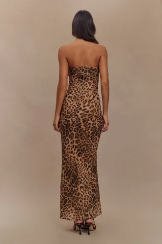 Breanna axelbandslös maxiklänning i chiffong – leopardmönster Breanna axelbandslös maxiklänning i chiffong – leopardmönster