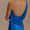 Carah maxiklänning i satin och chiffong – kobolt Carah maxiklänning i satin och chiffong – kobolt