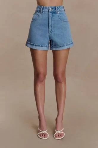 Carlene Denim Shorts med uppvikt kant – klassiskt blå Carlene Denim Shorts med uppvikt kant – klassiskt blå