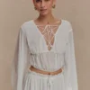 Carlie Chiffon Cross Tie Top – Elfenben Carlie Chiffon Cross Tie Top – Elfenben
