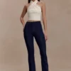 Clio-jeans med paneler och utsvängda ben – indigoblå Clio-jeans med paneler och utsvängda ben – indigoblå
