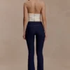 Clio-jeans med paneler och utsvängda ben – indigoblå Clio-jeans med paneler och utsvängda ben – indigoblå