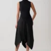 Coralie asymmetrisk midikjol i satin – svart Coralie asymmetrisk midikjol i satin – svart