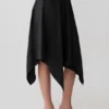 Coralie asymmetrisk midikjol i satin – svart Coralie asymmetrisk midikjol i satin – svart