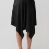 Coralie asymmetrisk midikjol i satin – svart Coralie asymmetrisk midikjol i satin – svart