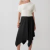 Coralie asymmetrisk midikjol i satin – svart Coralie asymmetrisk midikjol i satin – svart
