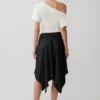 Coralie asymmetrisk midikjol i satin – svart Coralie asymmetrisk midikjol i satin – svart