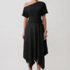 Coralie asymmetrisk midikjol i satin – svart Coralie asymmetrisk midikjol i satin – svart