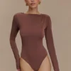 Elsie bodysuit med axelvaddar – choklad Elsie bodysuit med axelvaddar – choklad
