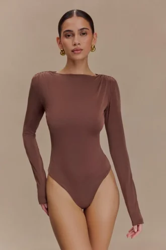 Elsie bodysuit med axelvaddar – choklad