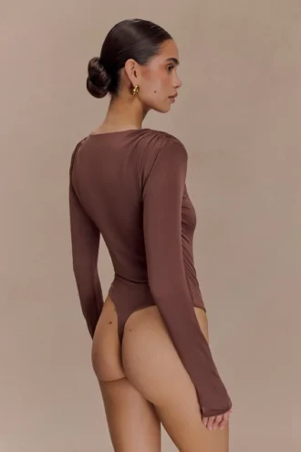 Elsie bodysuit med axelvaddar – choklad