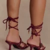 Ezekiel sandal med remmar och klack – vinröd Ezekiel sandal med remmar och klack – vinröd