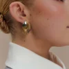 Felicity ovala örhängen i blandade metaller – guld Felicity ovala örhängen i blandade metaller – guld